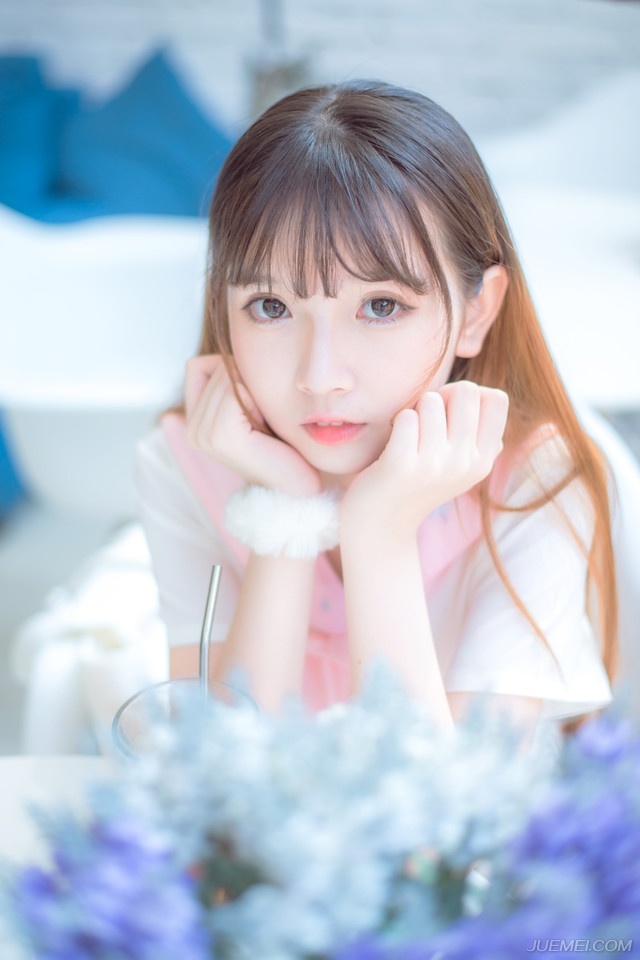 两名亲卫不约而同的看向刘璝，刘璝面色难看，正在盘桓，庞统却对这名武将隐晦的使了一个眼色，那武将目光一厉，拔剑而起，在两名亲卫愕然的目光中，刷刷两剑，将两名亲卫斩杀在地。